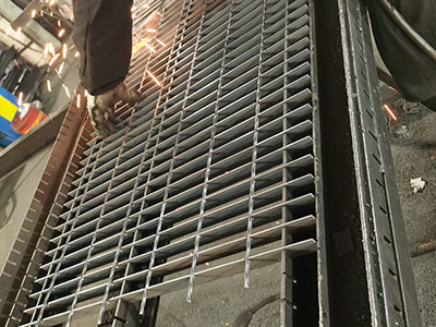 Walkway guardrail net